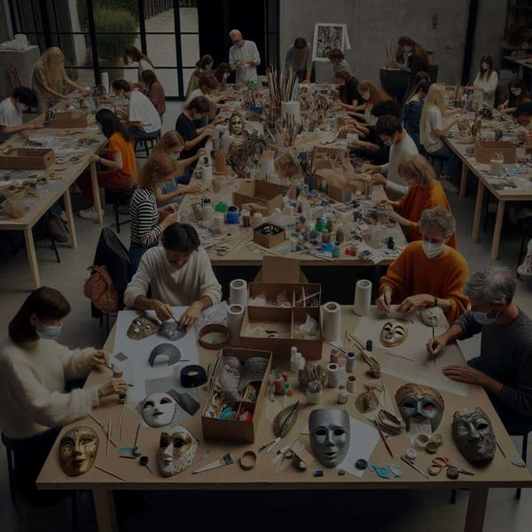 Comment animer un atelier de création de masques vénitiens avec des matériaux recyclés ?