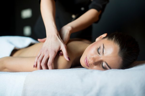 Explorez les bienfaits d'une expérience de massage érotique à Montréal